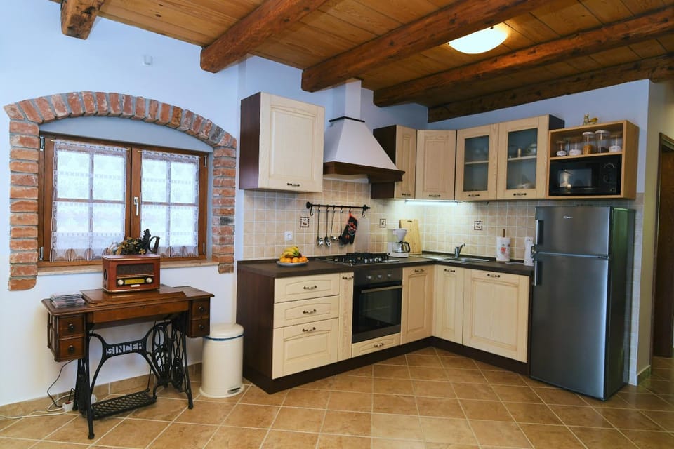 Coffee/tea facilities, dishwasher, oven, toaster, kitchen