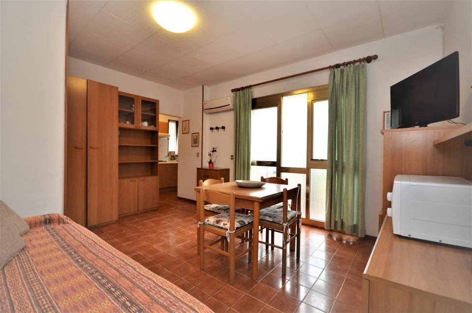 TV and multimedia, Living room, Dining area, hair dresser