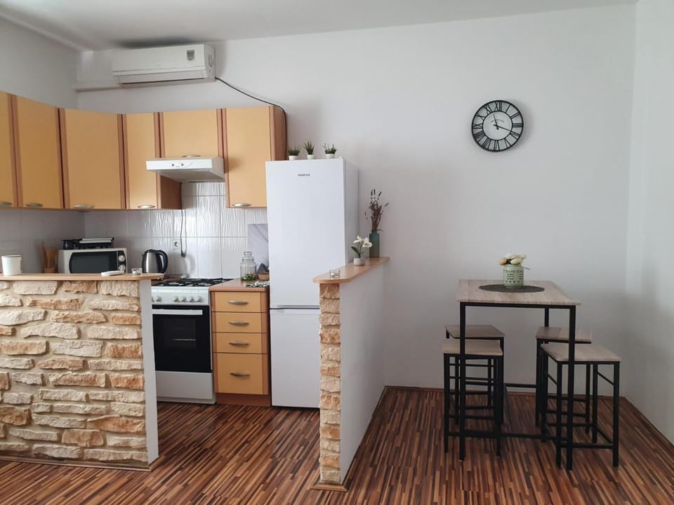 Dining area, kitchen