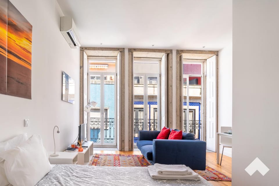 Bed, Living room, Photo of the whole room, Seating area, Bedroom, air conditioner