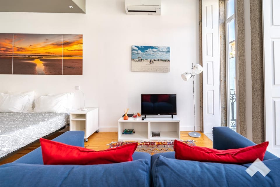 Bed, TV and multimedia, Living room, Seating area, Bedroom, air conditioner