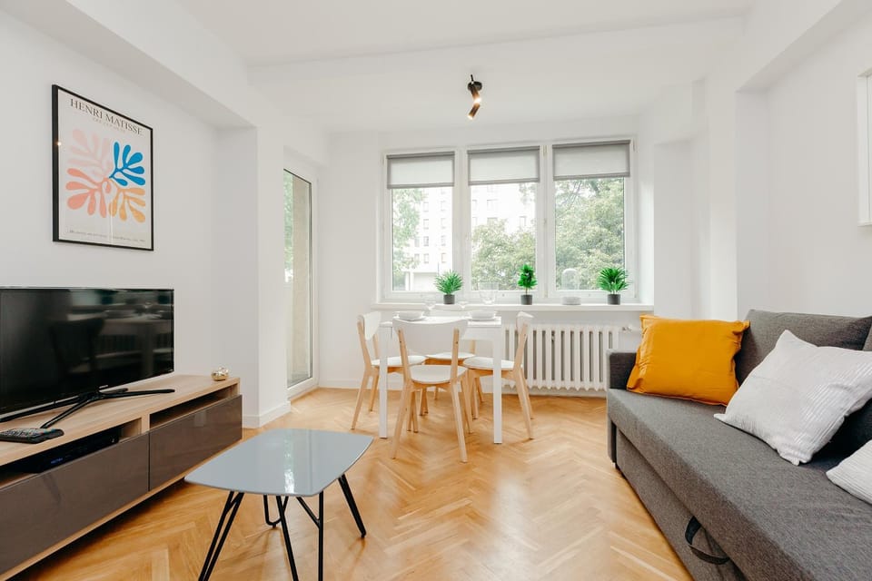 Bed, TV and multimedia, Living room, Seating area, Dining area