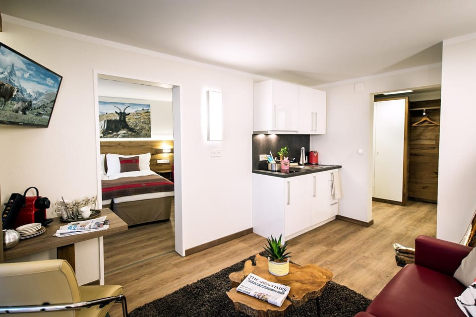 Coffee/tea facilities, Kitchen or kitchenette, Living room, Photo of the whole room, Bedroom