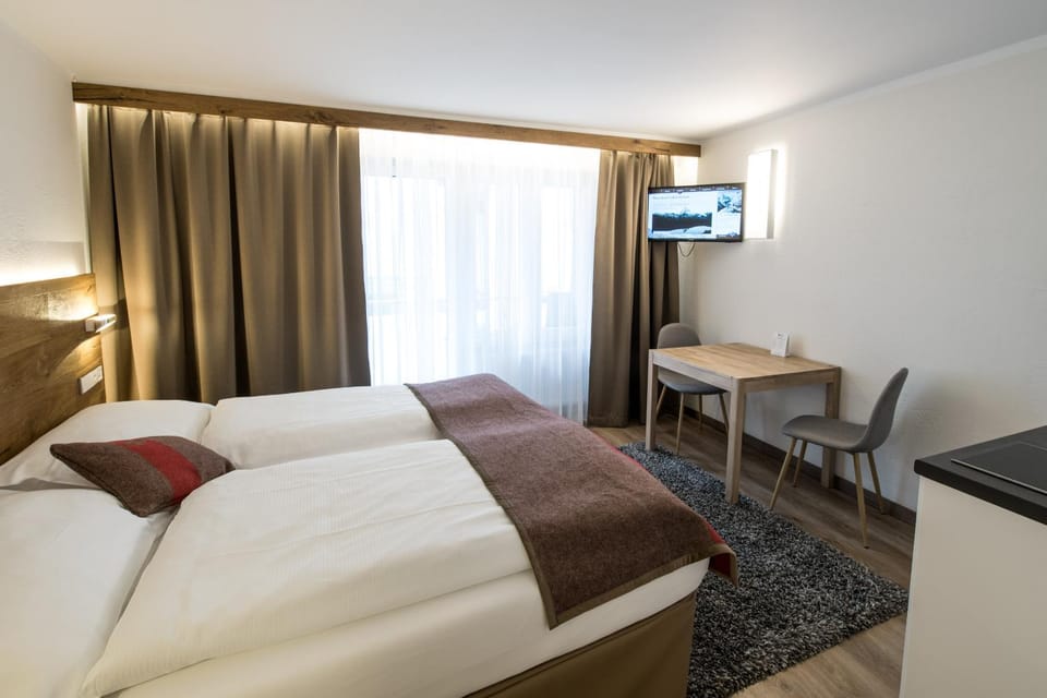 TV and multimedia, Seating area, Bedroom