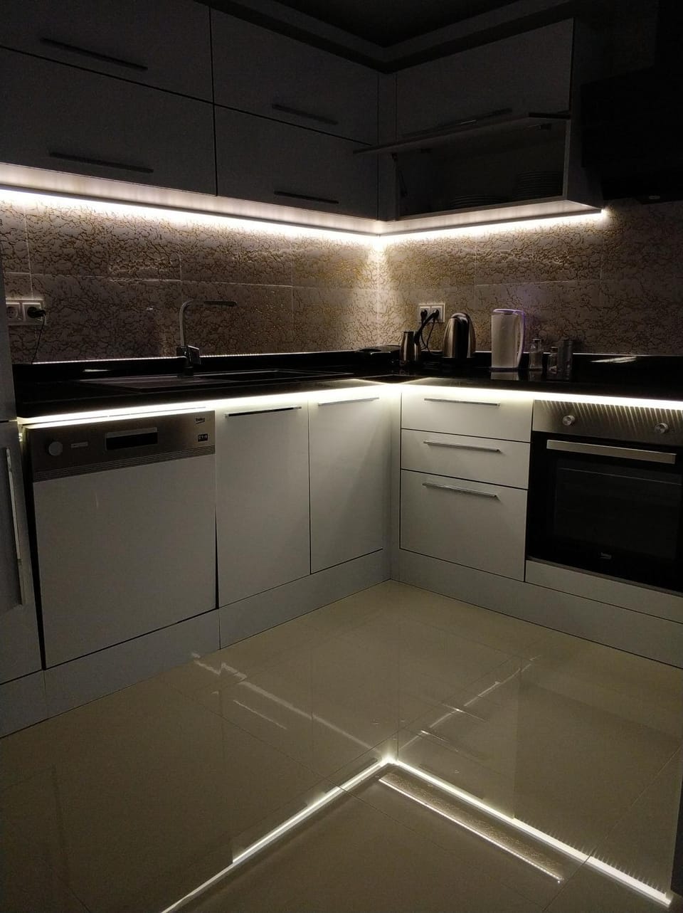 Kitchen or kitchenette, Photo of the whole room, Decorative detail, Decorative detail, Dining area, On site