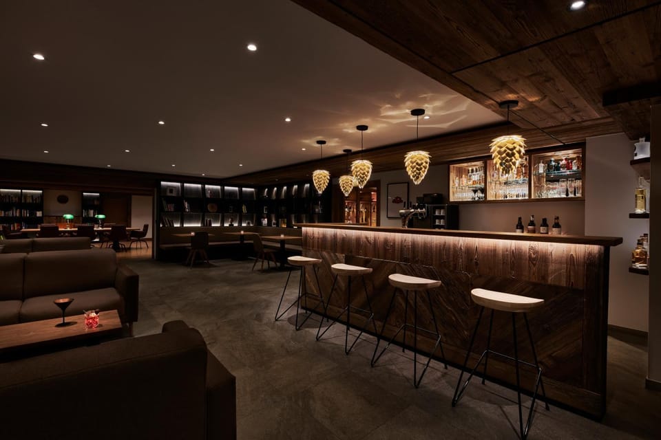 Restaurant/places to eat, Lounge or bar