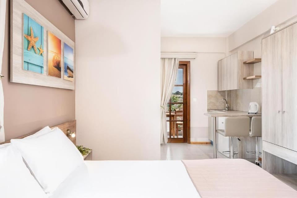 Kitchen or kitchenette, Pool view