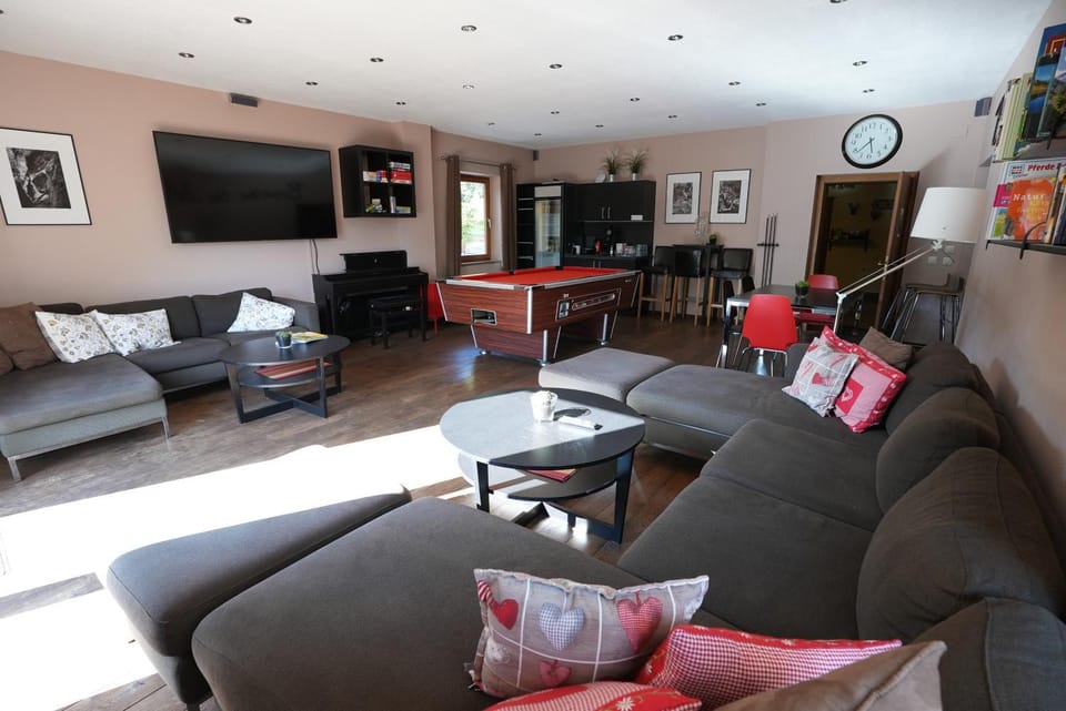 Communal lounge/ TV room, TV and multimedia, Living room, Evening entertainment