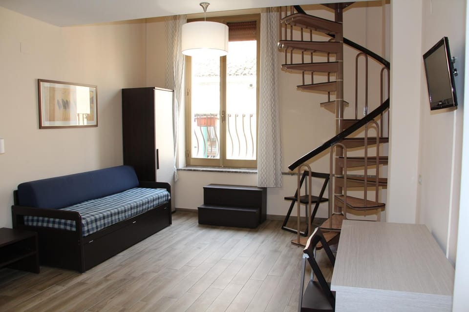 Photo of the whole room, Seating area