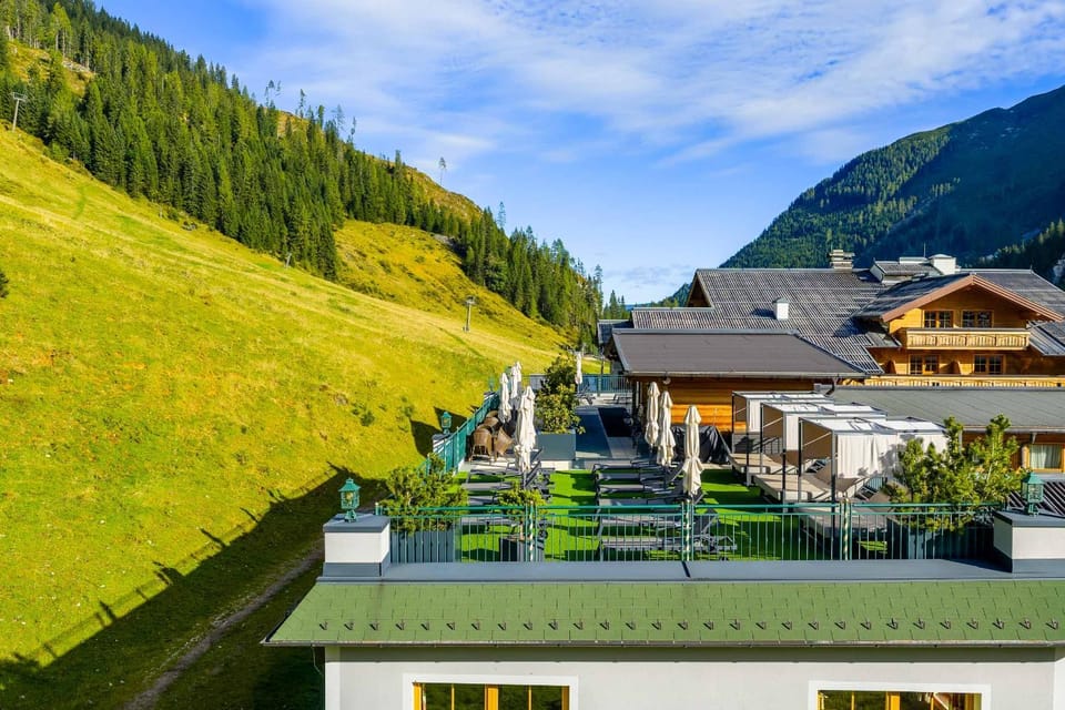 Property building, Summer, Balcony/Terrace