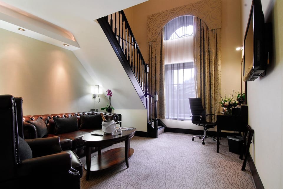Living room, Seating area