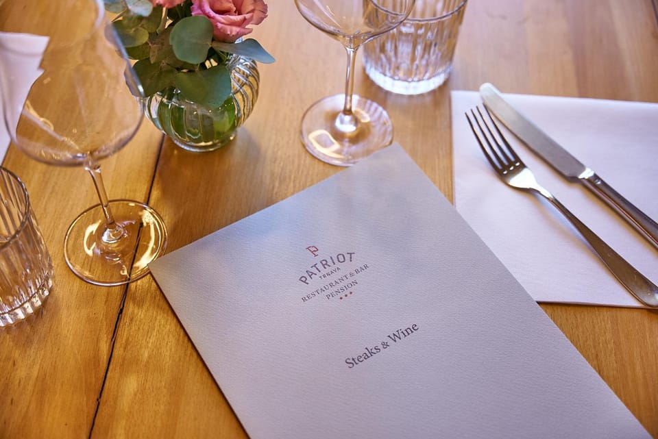 Restaurant/places to eat, Restaurant/places to eat, Lounge or bar