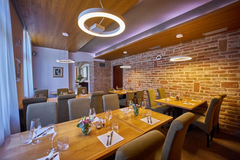 Restaurant/places to eat, Restaurant/places to eat, Lounge or bar