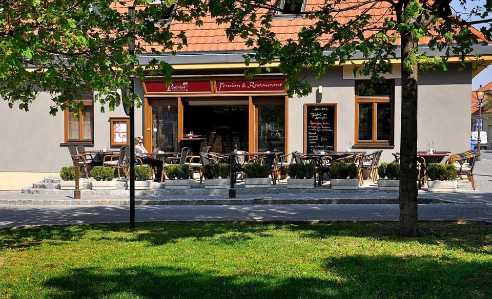 Restaurant/places to eat, Facade/entrance, Balcony/Terrace, Lounge or bar