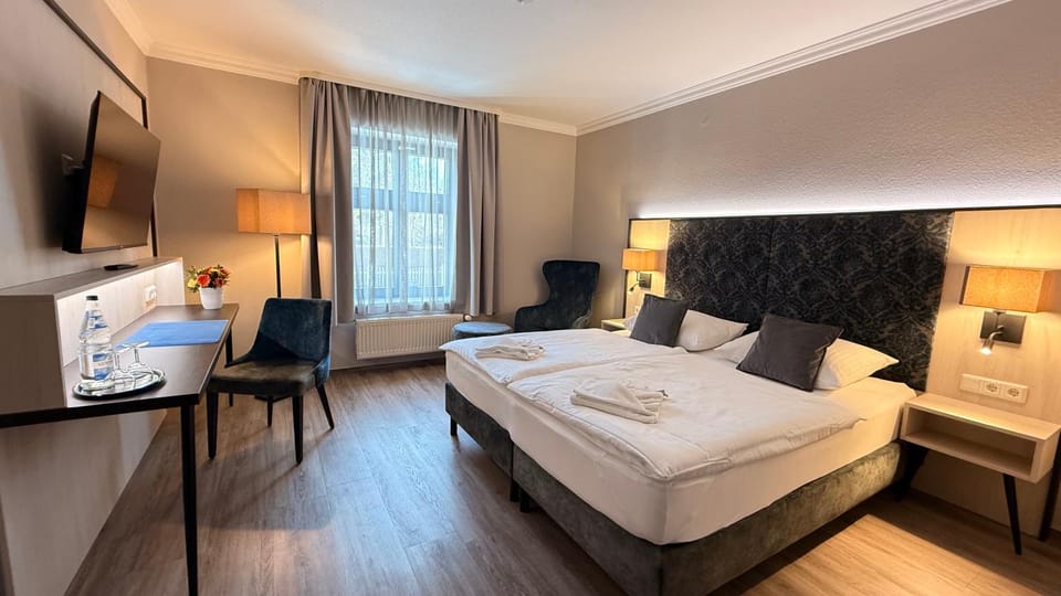 TV and multimedia, Photo of the whole room, Seating area, Bedroom