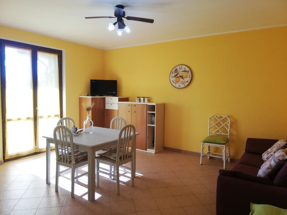 TV and multimedia, Living room, Seating area, Dining area