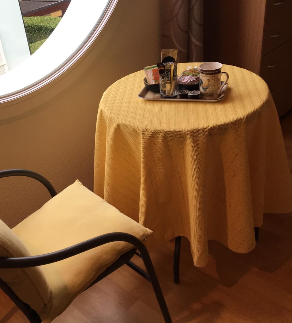 Queen Guest Room Bed and Breakfast in Canton of Vaud