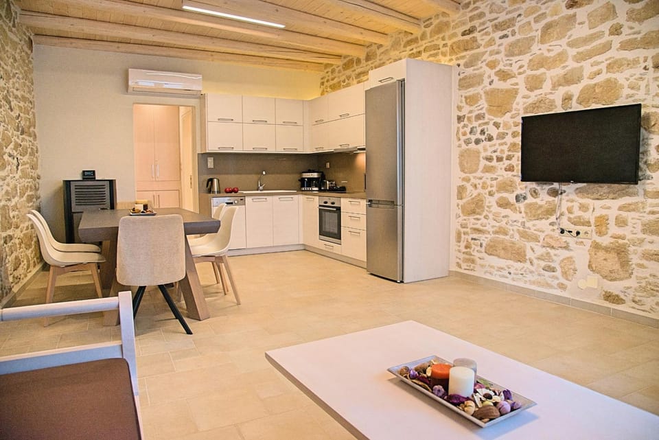 TV and multimedia, Kitchen or kitchenette, Living room, Dining area