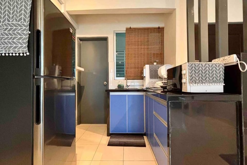 Kitchen or kitchenette, minibar