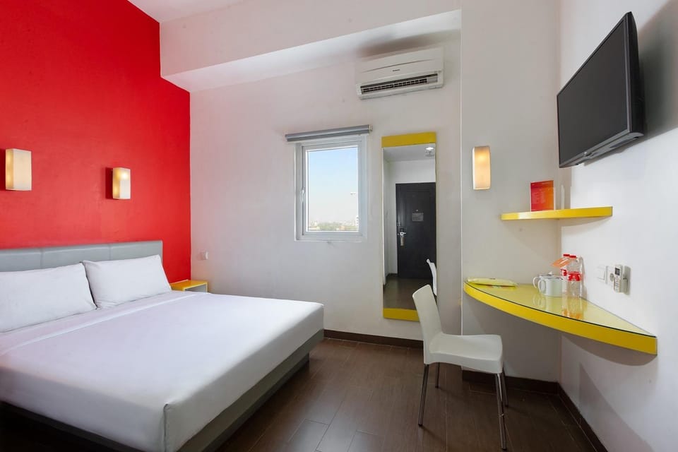 Photo of the whole room, Bedroom