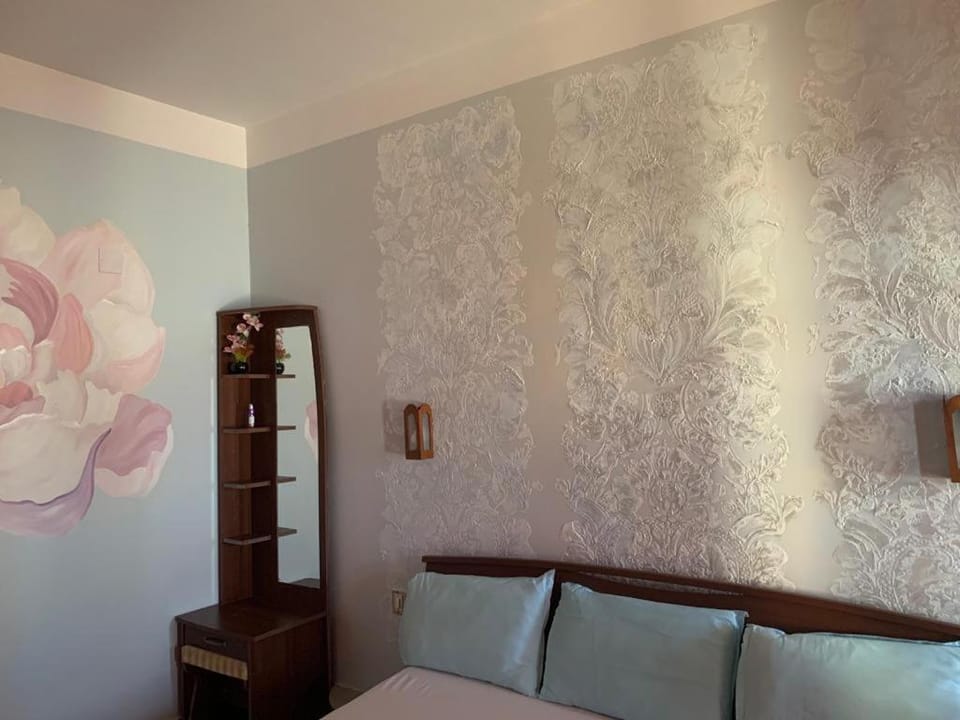 Bed, Living room, Photo of the whole room, Decorative detail, Seating area, Bedroom