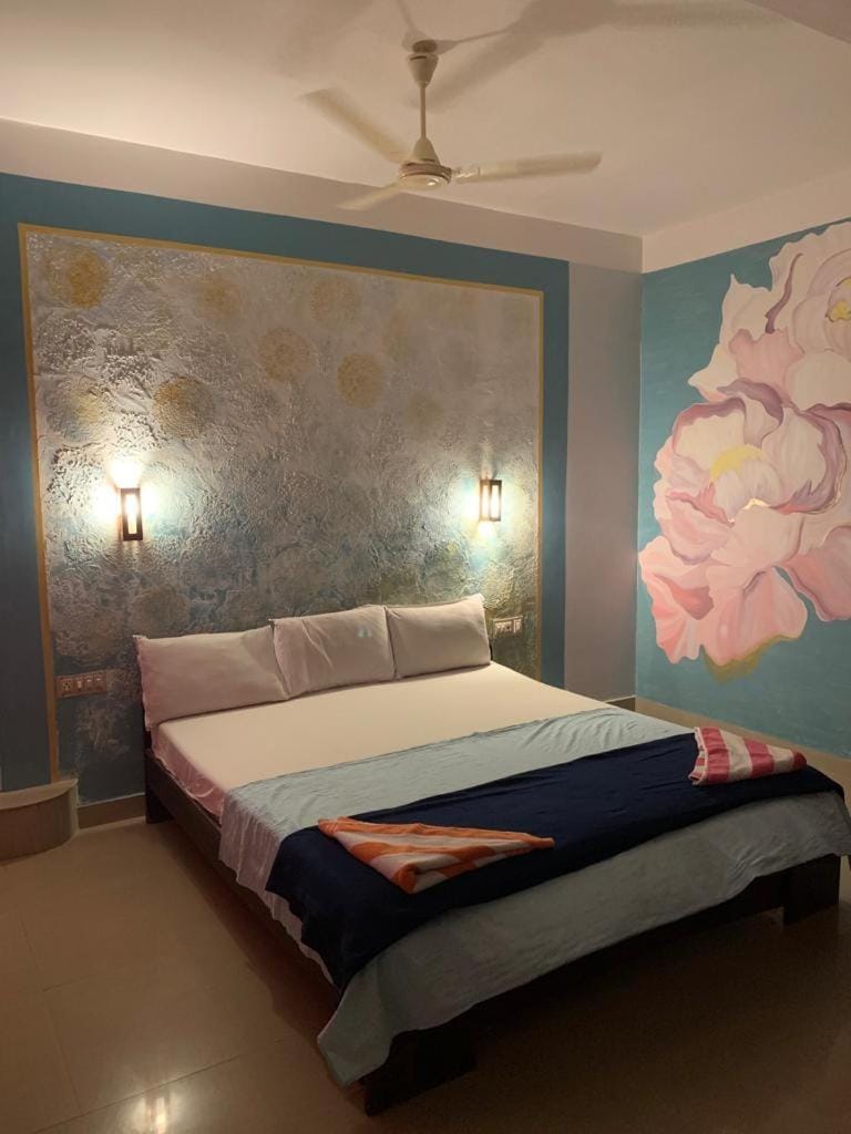 Bed, Photo of the whole room, Decorative detail, Bedroom, fireplace