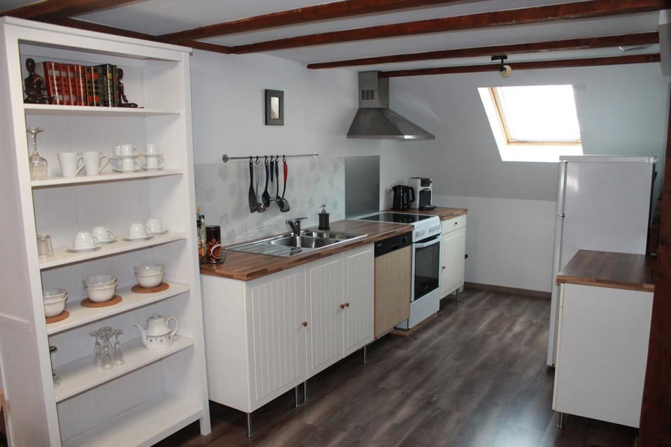 Coffee/tea facilities, Kitchen or kitchenette, dishwasher, oven, stove, toaster