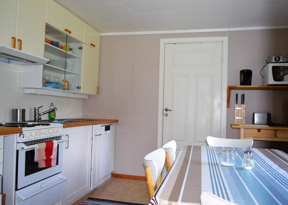 Coffee/tea facilities, Kitchen or kitchenette, Seating area, Dining area