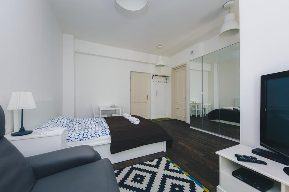 Bed, TV and multimedia, Living room