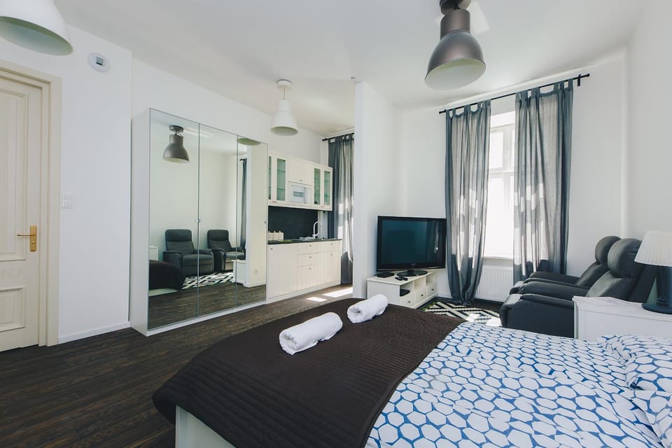 Bed, TV and multimedia, Living room