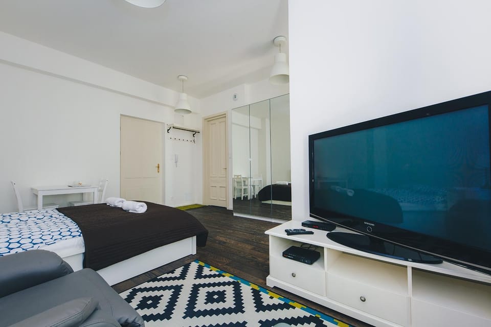 Bed, TV and multimedia, Living room