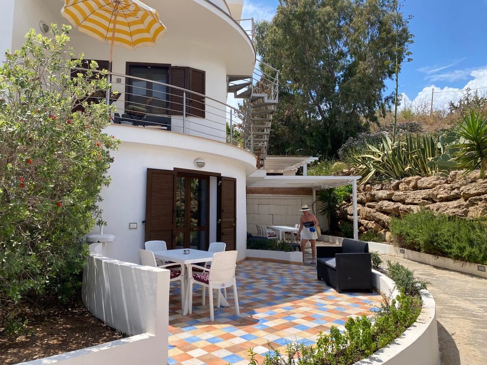 Property building, Garden, Balcony/Terrace, Dining area, Garden view