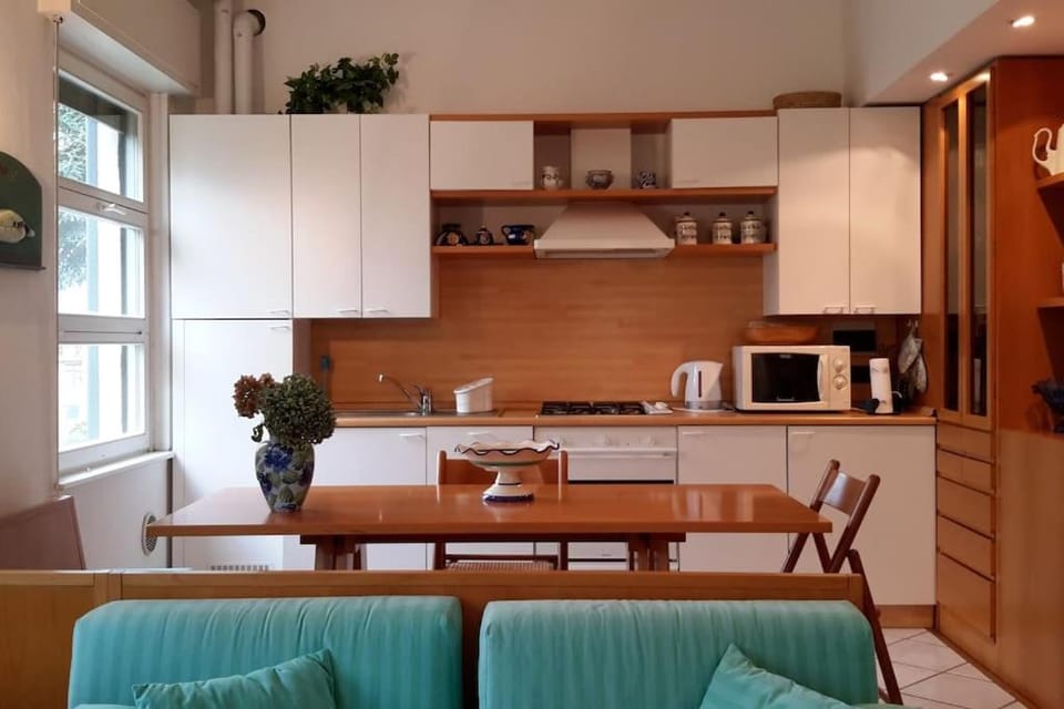 Coffee/tea facilities, Kitchen or kitchenette, Living room, Seating area