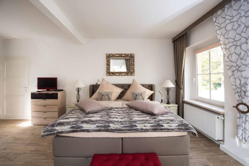 Bed, TV and multimedia, Photo of the whole room, Bedroom