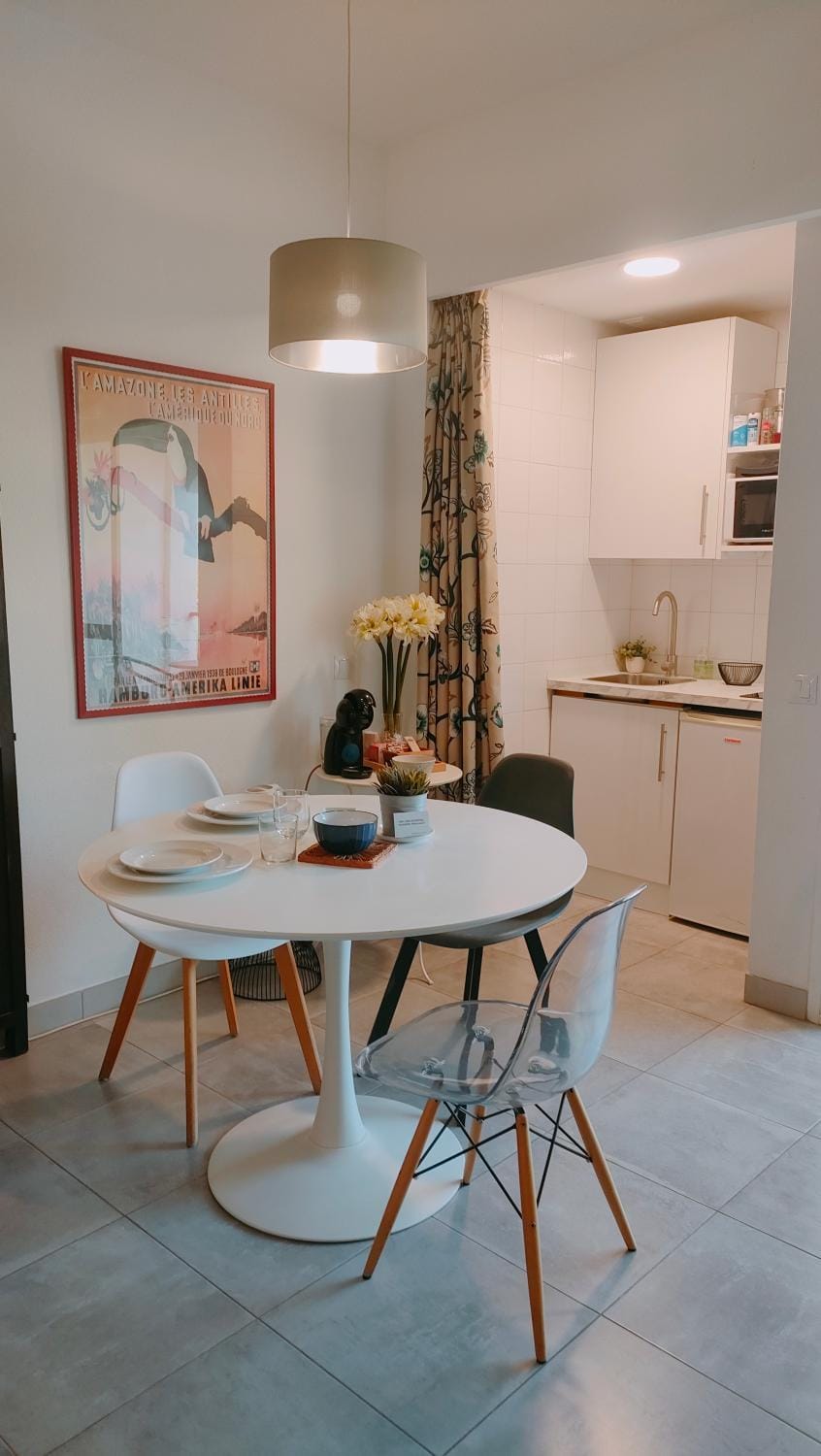 Kitchen or kitchenette, Dining area, stove