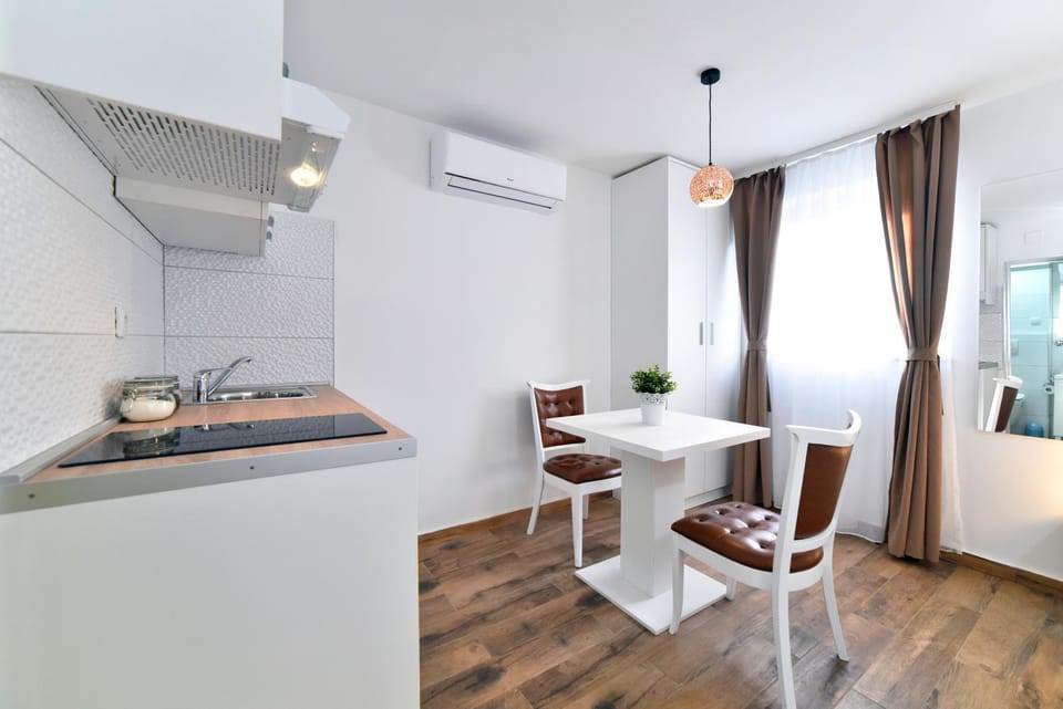 Kitchen or kitchenette, Seating area