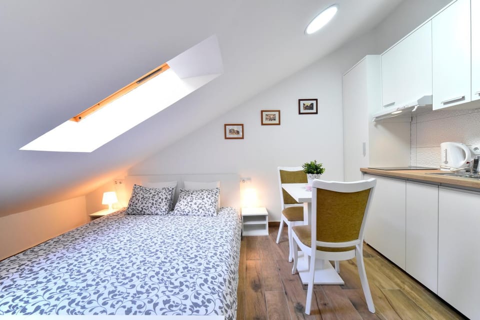 Kitchen or kitchenette, Dining area, Bedroom
