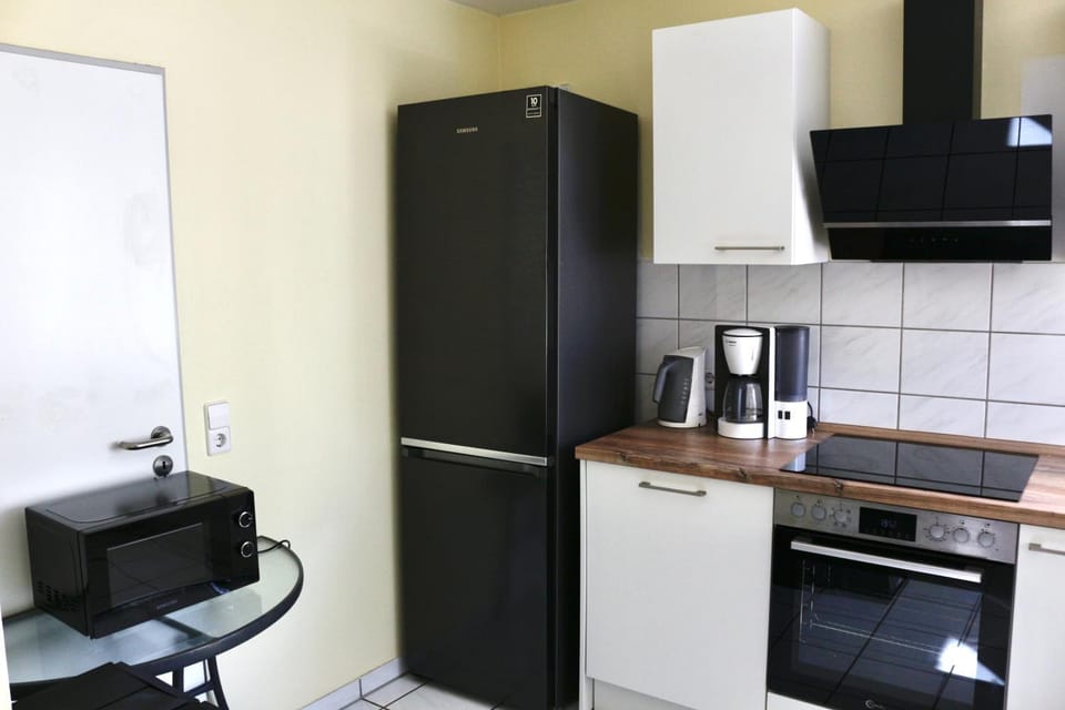 Coffee/tea facilities, dishwasher, microwave, oven, stove, kitchen