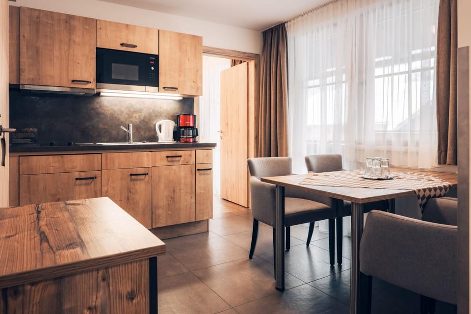 Kitchen or kitchenette, Living room, Seating area, Dining area, minibar, stove