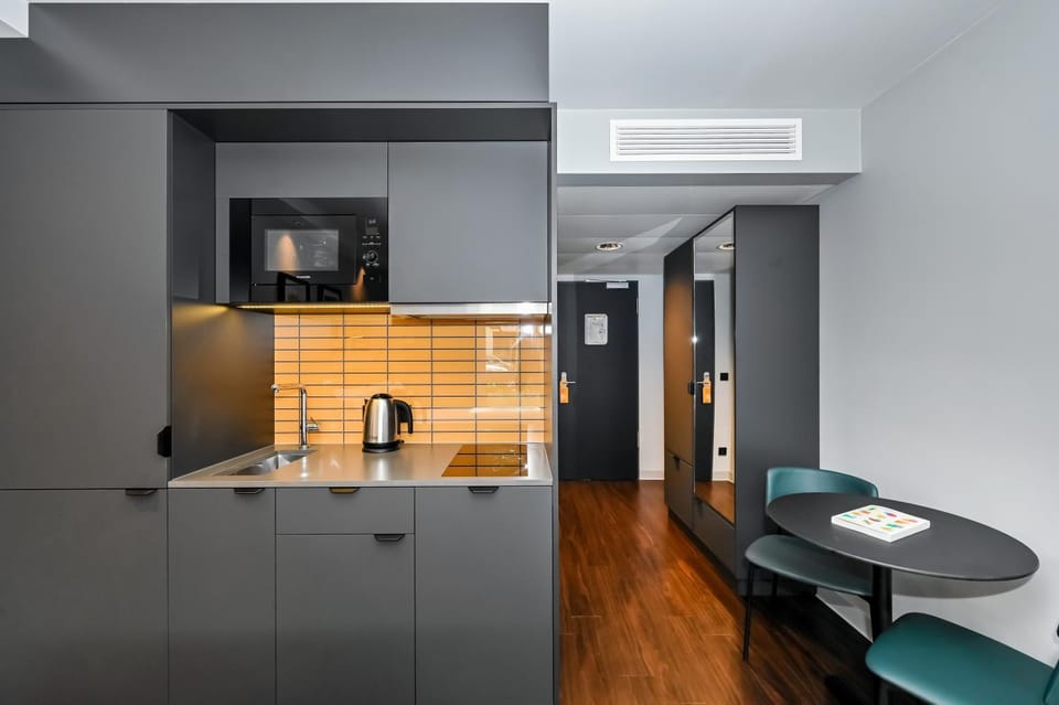 Kitchen or kitchenette, minibar, air conditioner