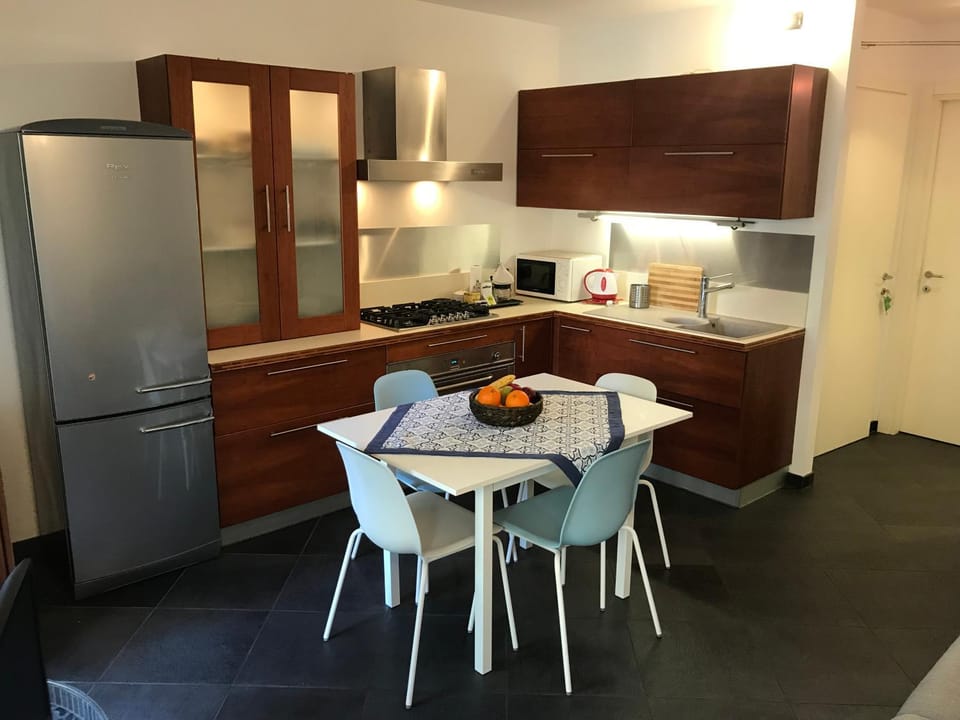 Coffee/tea facilities, Kitchen or kitchenette, Food and drinks, Dining area