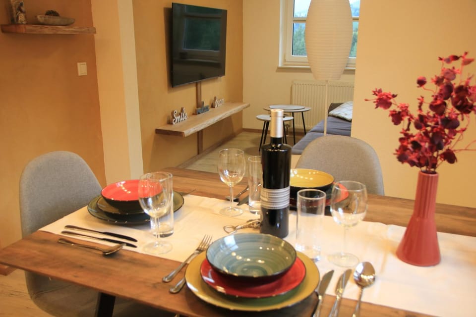TV and multimedia, Living room, Food and drinks, Seating area, Dining area, Food