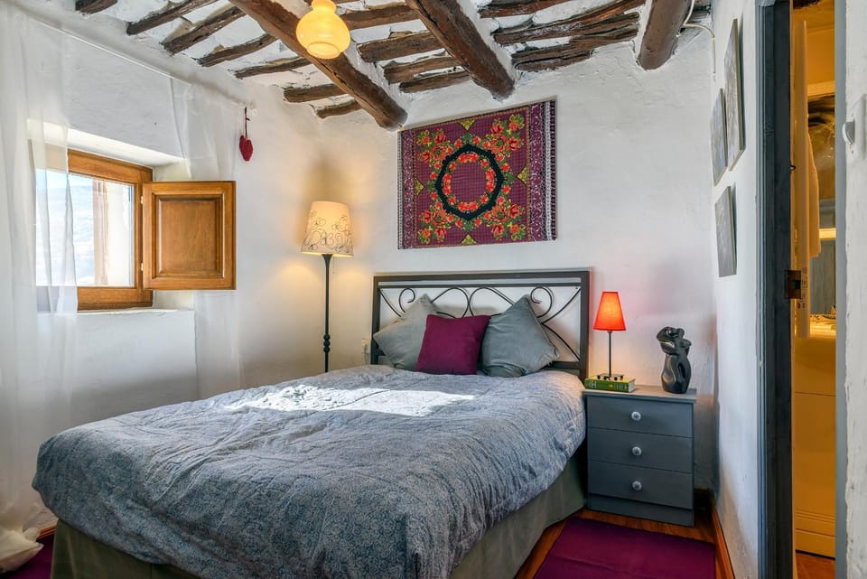 Bed, Photo of the whole room, Decorative detail, Decorative detail