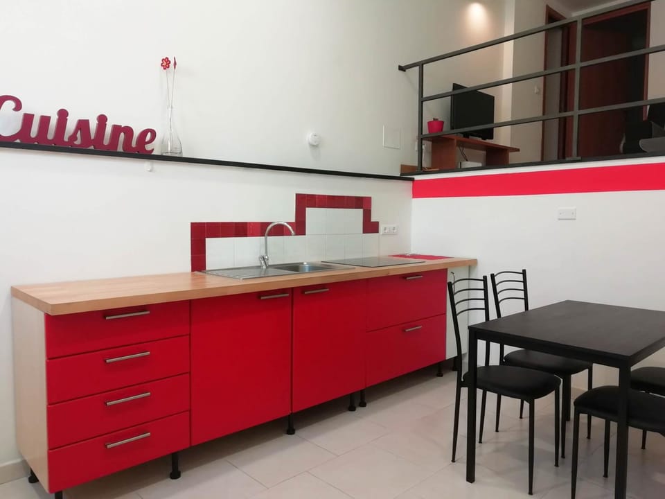Kitchen or kitchenette, Dining area