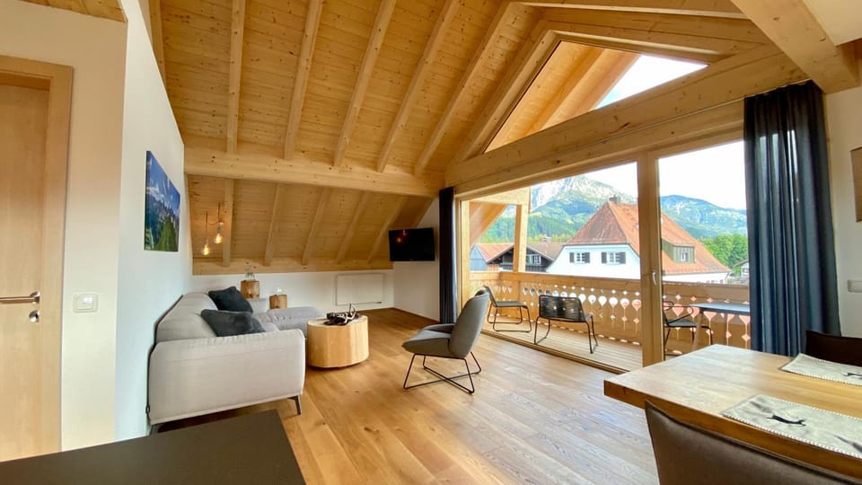 TV and multimedia, Balcony/Terrace, Living room, Photo of the whole room, Dining area, Garden view, Mountain view