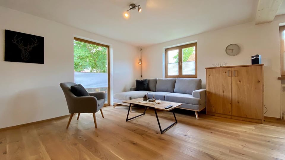 Living room, Photo of the whole room, Decorative detail, Garden view, Mountain view