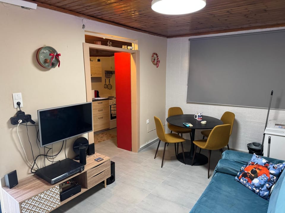 Communal lounge/ TV room, Kitchen or kitchenette, Living room, Seating area, Dining area