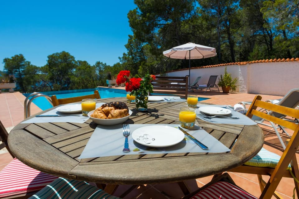 Patio, Day, Natural landscape, Garden, View (from property/room), Balcony/Terrace, Food and drinks, Dining area, Pool view, Swimming pool, sunbed
