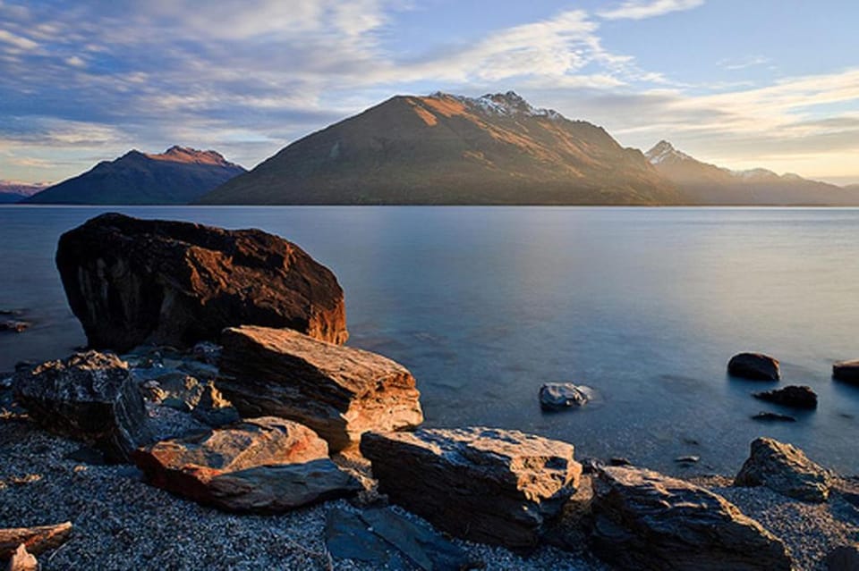 Sunny Lakeside Haven House in Queenstown