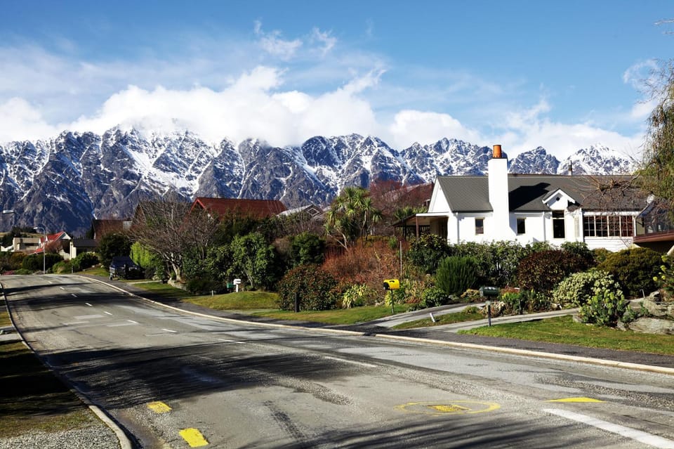 Sunny Lakeside Haven House in Queenstown